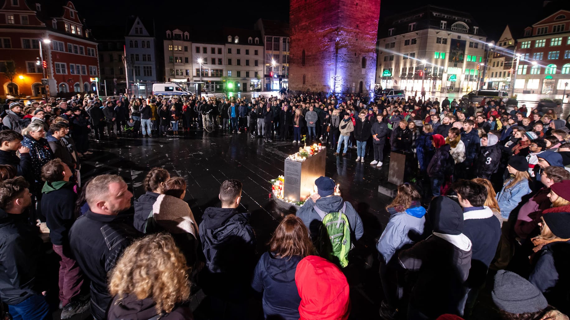 Trauernde auf dem Marktplatz in Halle.