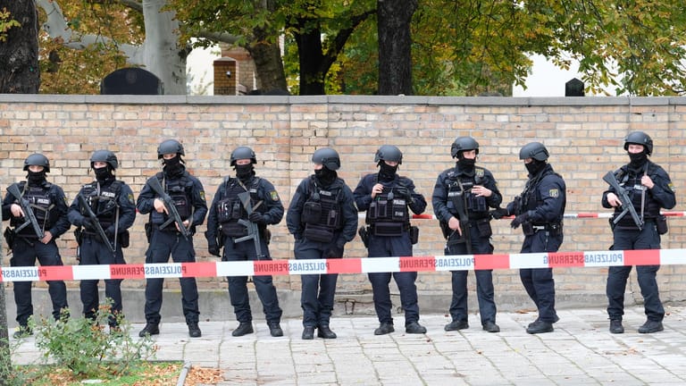 Polizisten vor dem jüdischen Friedhof in Halle an der Saale.