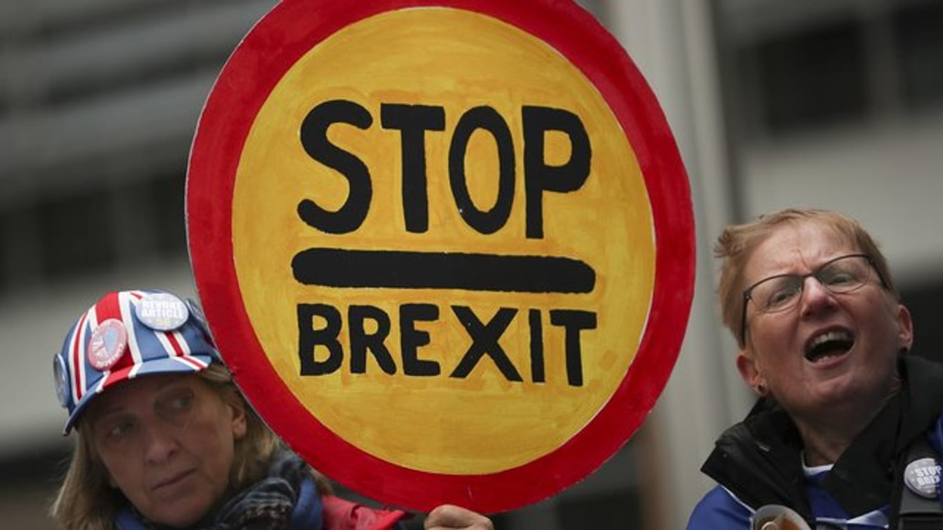 Teilnehmer eines Anti-Brexit-Protestes in Brüssel halten ein Schild mit der Aufschrift: Stop - Brexit.