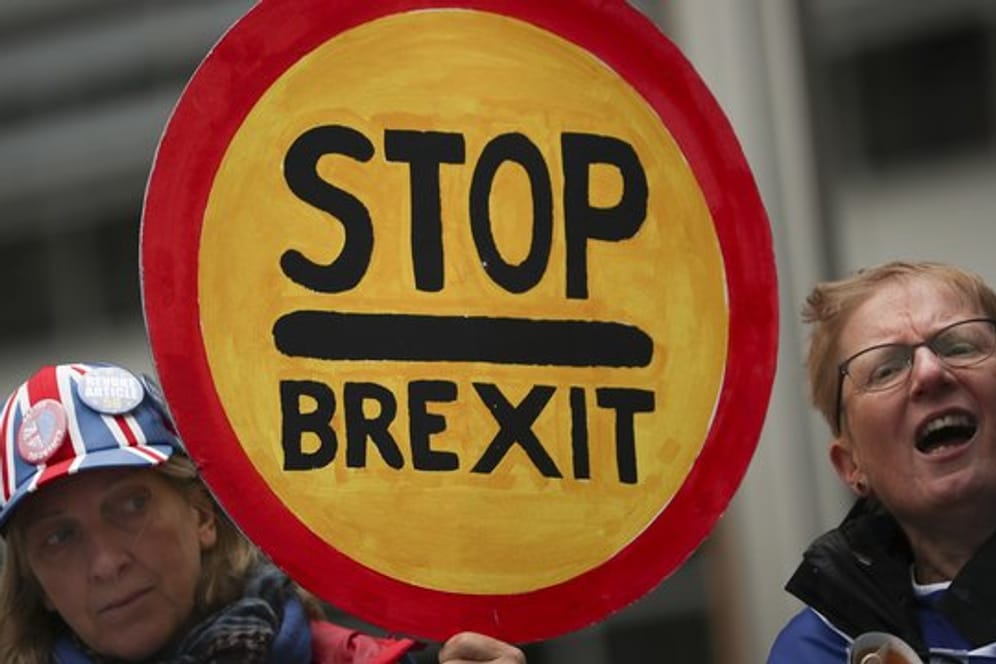 Teilnehmer eines Anti-Brexit-Protestes in Brüssel halten ein Schild mit der Aufschrift: Stop - Brexit.