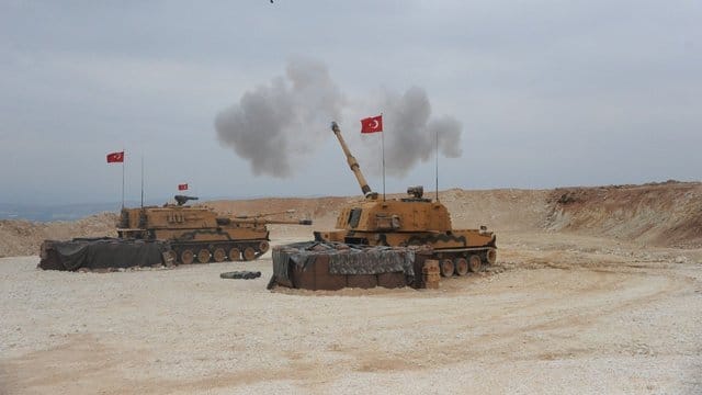 Dieses vom türkischen Verteidigungsministerium zur Verfügung gestellte Foto zeigt eine militärische Operation an der türkisch-syrischen Grenze.