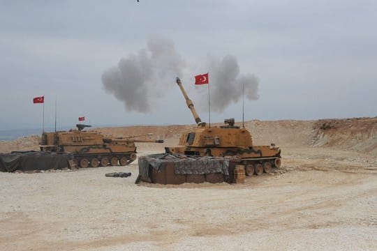 Dieses vom türkischen Verteidigungsministerium zur Verfügung gestellte Foto zeigt eine militärische Operation an der türkisch-syrischen Grenze.