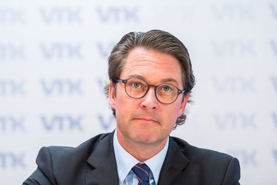 Verkehrsminister Scheuer steht unter Druck, weil er die Verträge zur Erhebung und Kontrolle der Maut mit Betreibern geschlossen hatte, bevor endgültige Rechtssicherheit bestand.