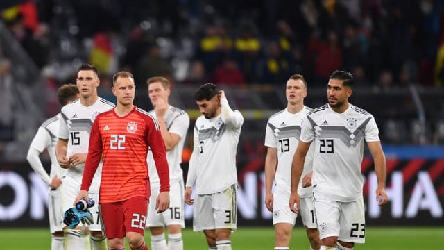 Gang in die Kurve: Die DFB-Elf bedankt sich bei den Fans in Dortmund.