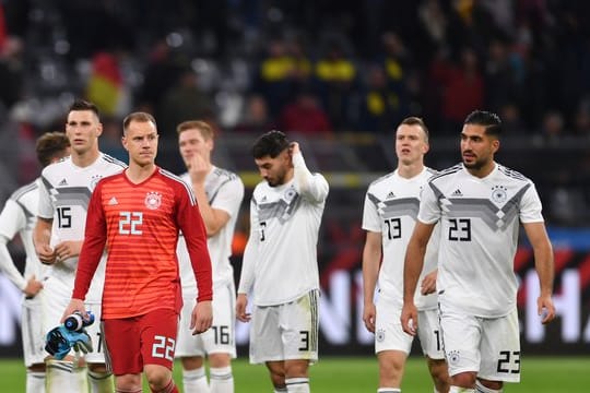 Gang in die Kurve: Die DFB-Elf bedankt sich bei den Fans in Dortmund.