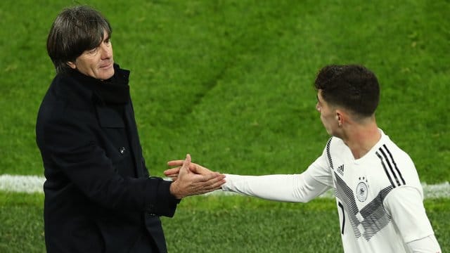 Zufrieden: Joachim Löw und Kai Havertz (r) nach dem 2:2 gegen Argentinien.