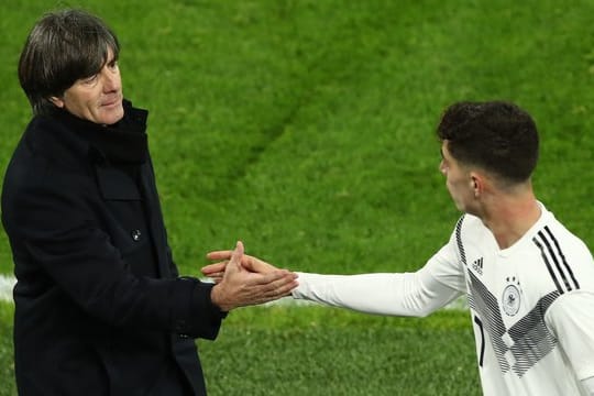 Zufrieden: Joachim Löw und Kai Havertz (r) nach dem 2:2 gegen Argentinien.