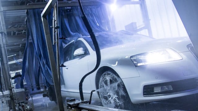 Ein Auto mit ausgeschaltetem Motor, das sich auf einem Förderband einer Waschstraße befindet, kann keinen Unfall bauen. Ein Auto mit ausgeschaltetem Motor, das sich auf einem Förderband einer Waschstraße befindet, kann keinen Unfall bauen.