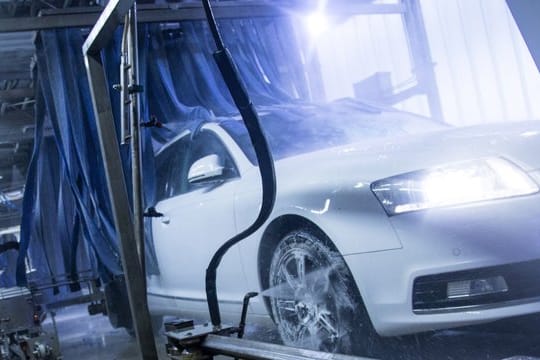 Ein Auto mit ausgeschaltetem Motor, das sich auf einem Förderband einer Waschstraße befindet, kann keinen Unfall bauen.