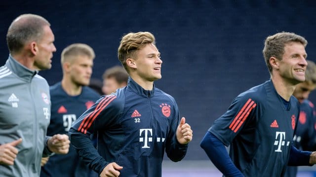 Noch gemeinsam beim FC Bayern: Joshua Kimmich (M) und Thomas Müller.