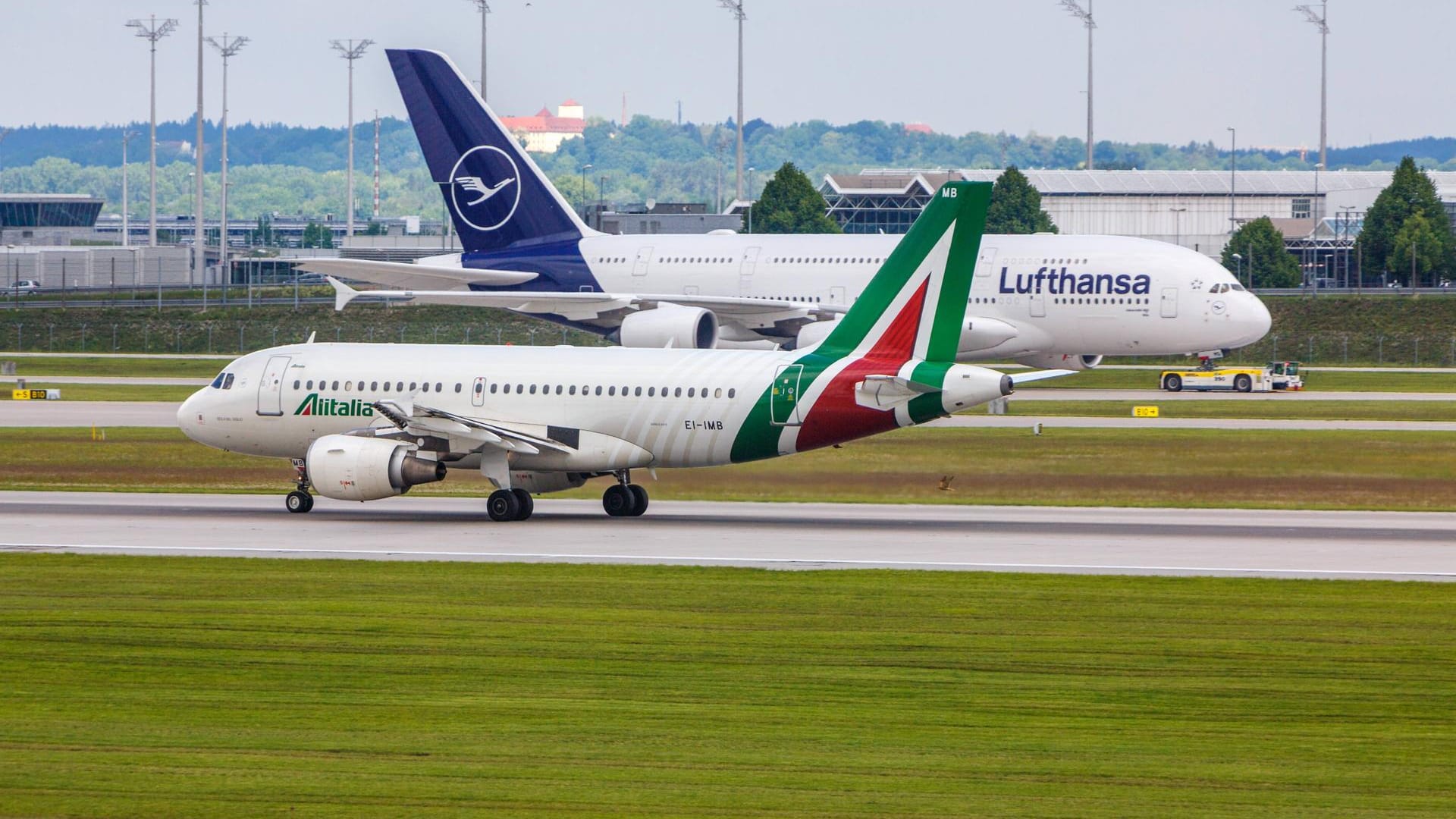 Alitalia und Lufthansa: Die deutsche Airline hatte nach der Insolvenz schon einmal Interesse an einer neu strukturierten Alitalia bekundet. Alitalia und Lufthansa: Die deutsche Airline hatte nach der Insolvenz schon einmal Interesse an einer neu strukturierten Alitalia bekundet.