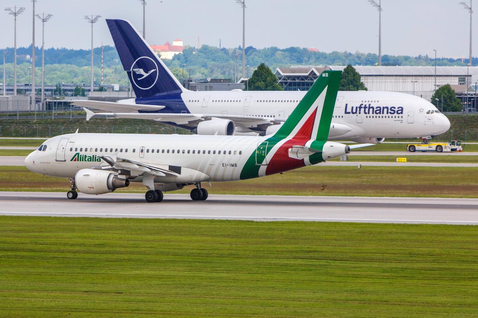 Alitalia und Lufthansa: Die deutsche Airline hatte nach der Insolvenz schon einmal Interesse an einer neu strukturierten Alitalia bekundet. Alitalia und Lufthansa: Die deutsche Airline hatte nach der Insolvenz schon einmal Interesse an einer neu strukturierten Alitalia bekundet.