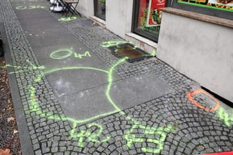 Markierungen der Polizei auf dem Fußweg vor dem Dönerimbiss: Ein Rechtsterrorist hat in Halle zwei Menschen getötet.