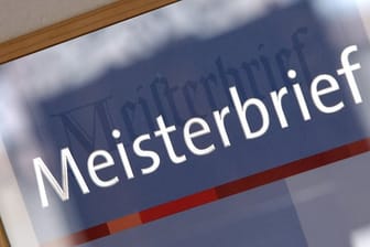 Die schwarz-rote Koalition will in einigen Handwerksberufen wie Fliesenleger, Orgelbauer oder Raumausstatter die Meisterpflicht wieder einführen.