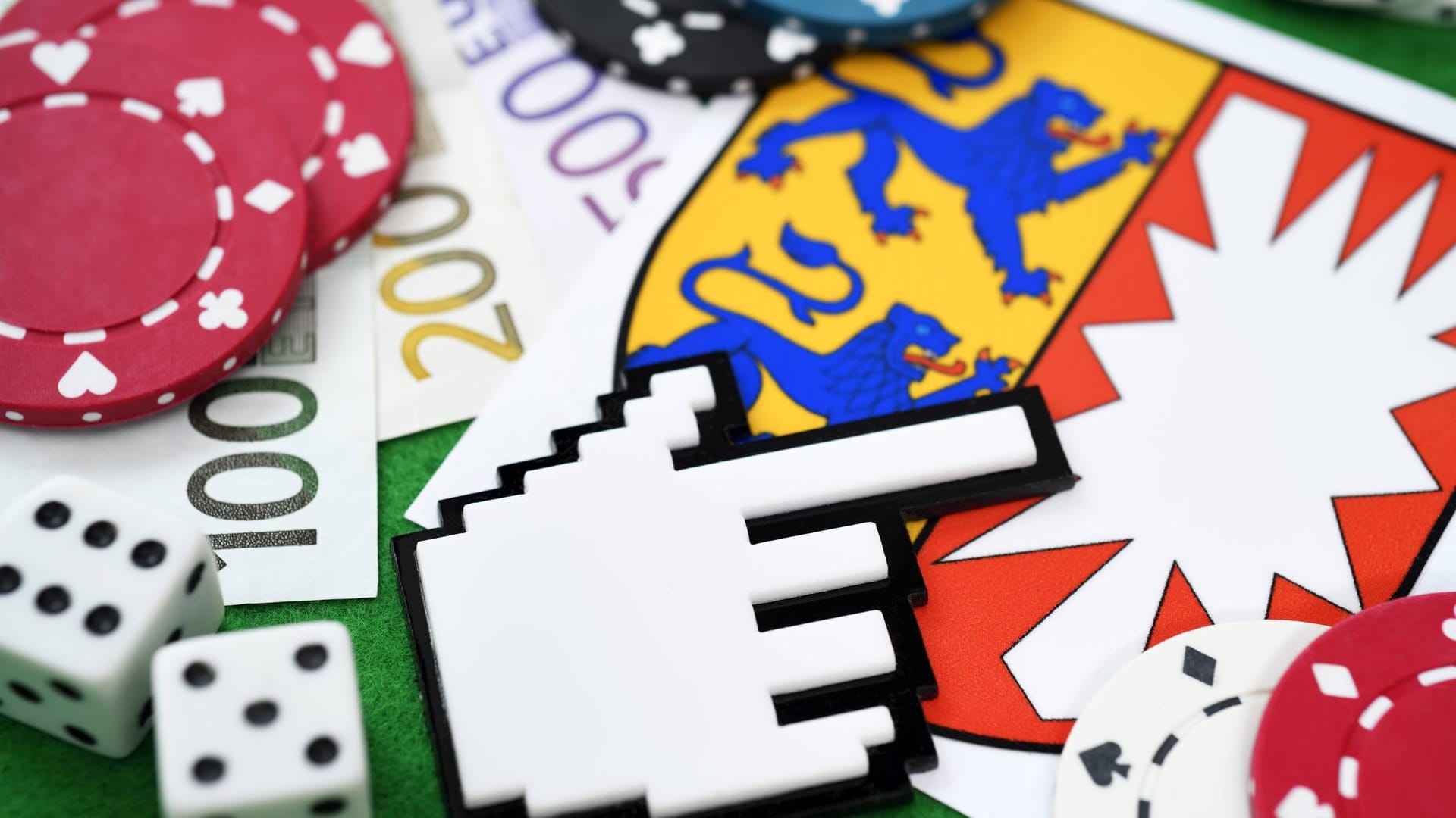 Pokerchips und Geld liegen neben dem Wappen von Schleswig-Holstein: Online-Casinos sind nur in einem Bundesland erlaubt – sehr zum Ärger der anderen Landesregierungen.