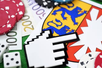 Pokerchips und Geld liegen neben dem Wappen von Schleswig-Holstein: Online-Casinos sind nur in einem Bundesland erlaubt – sehr zum Ärger der anderen Landesregierungen.