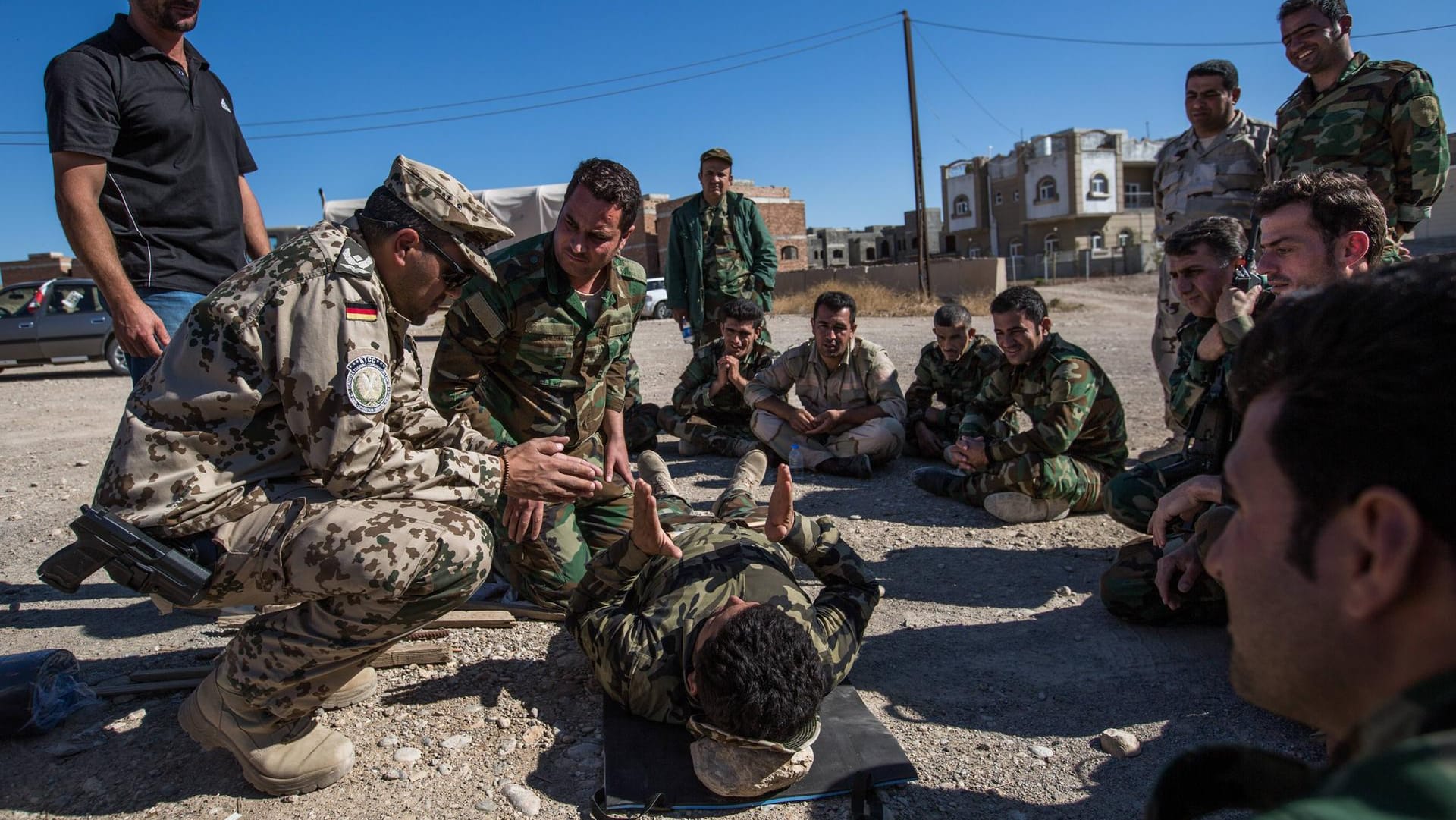 Deutsche Soldaten geben kurdischen Einheiten einen Erste-Hilfe-Kurs: Der Einsatz der Bundeswehr im Kampf gegen den IS wird von der Linksfraktion im Bundestag kritisiert. (Archivbild)