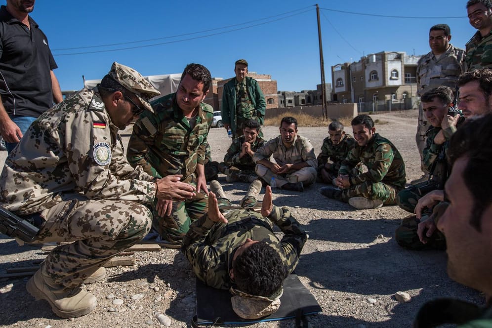 Deutsche Soldaten geben kurdischen Einheiten einen Erste-Hilfe-Kurs: Der Einsatz der Bundeswehr im Kampf gegen den IS wird von der Linksfraktion im Bundestag kritisiert. (Archivbild)