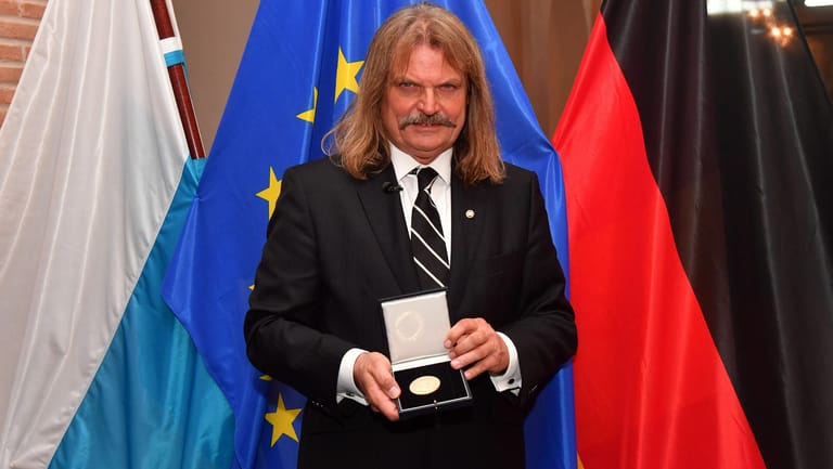Leslie Mandoki: 2017 wird der Musiker mit der "Medaille für besondere Verdienste um Bayern in einem Vereinten Europa" ausgezeichnet.