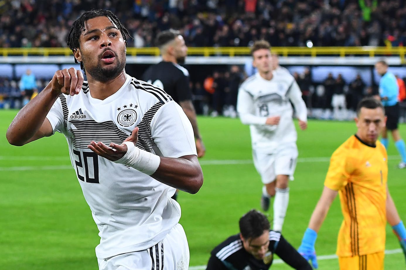 Serge Gnabry jubelt über sein Tor zum 1:0: Der Bayern-Profi ist der derzeit überragende deutsche Fußballer.