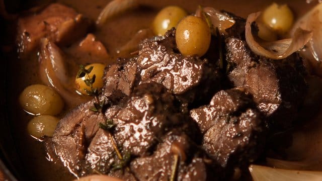 Ein Wildgericht braucht Zeit, denn das Fleisch muss gut durchgaren.