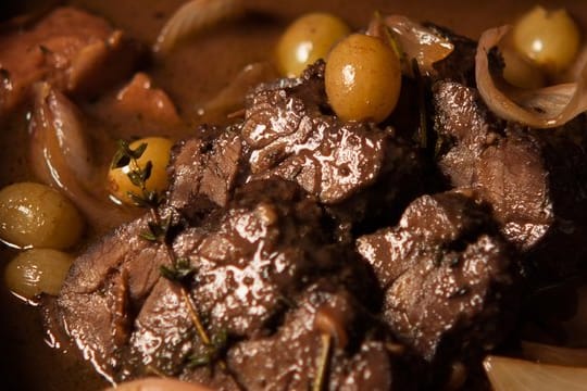 Ein Wildgericht braucht Zeit, denn das Fleisch muss gut durchgaren.