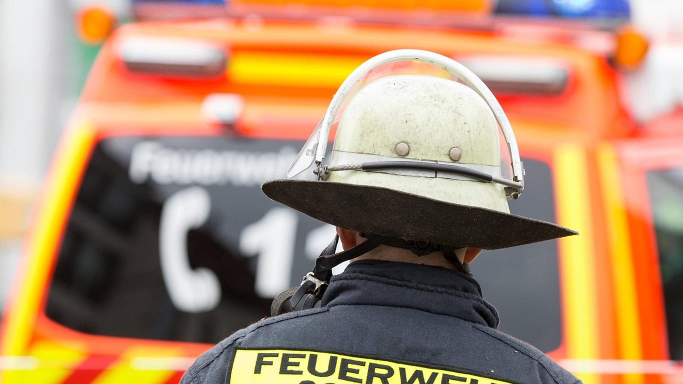 Feuerwehrmann vor einem Einsatzfahrzeug: In Wuppertal ist in einer Klinik eine Flüssigkeit ausgetreten. (Symbolbild)