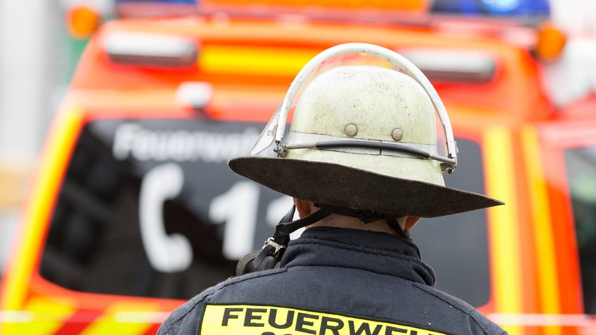 Feuerwehrmann vor einem Einsatzfahrzeug: In Wuppertal ist in einer Klinik eine Flüssigkeit ausgetreten. (Symbolbild) Feuerwehrmann vor einem Einsatzfahrzeug: In Wuppertal ist in einer Klinik eine Flüssigkeit ausgetreten. (Symbolbild)