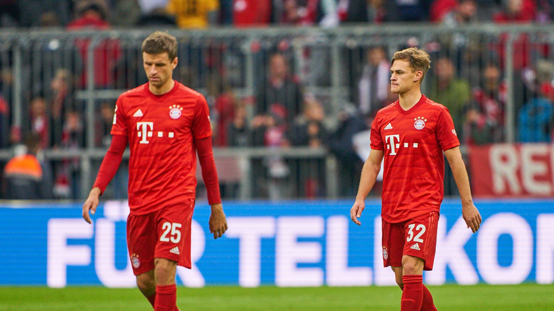 Joshua Kimmich und Thomas Müller zusammen auf dem Platz. Spielen sie bald für unterschiedliche Vereine?