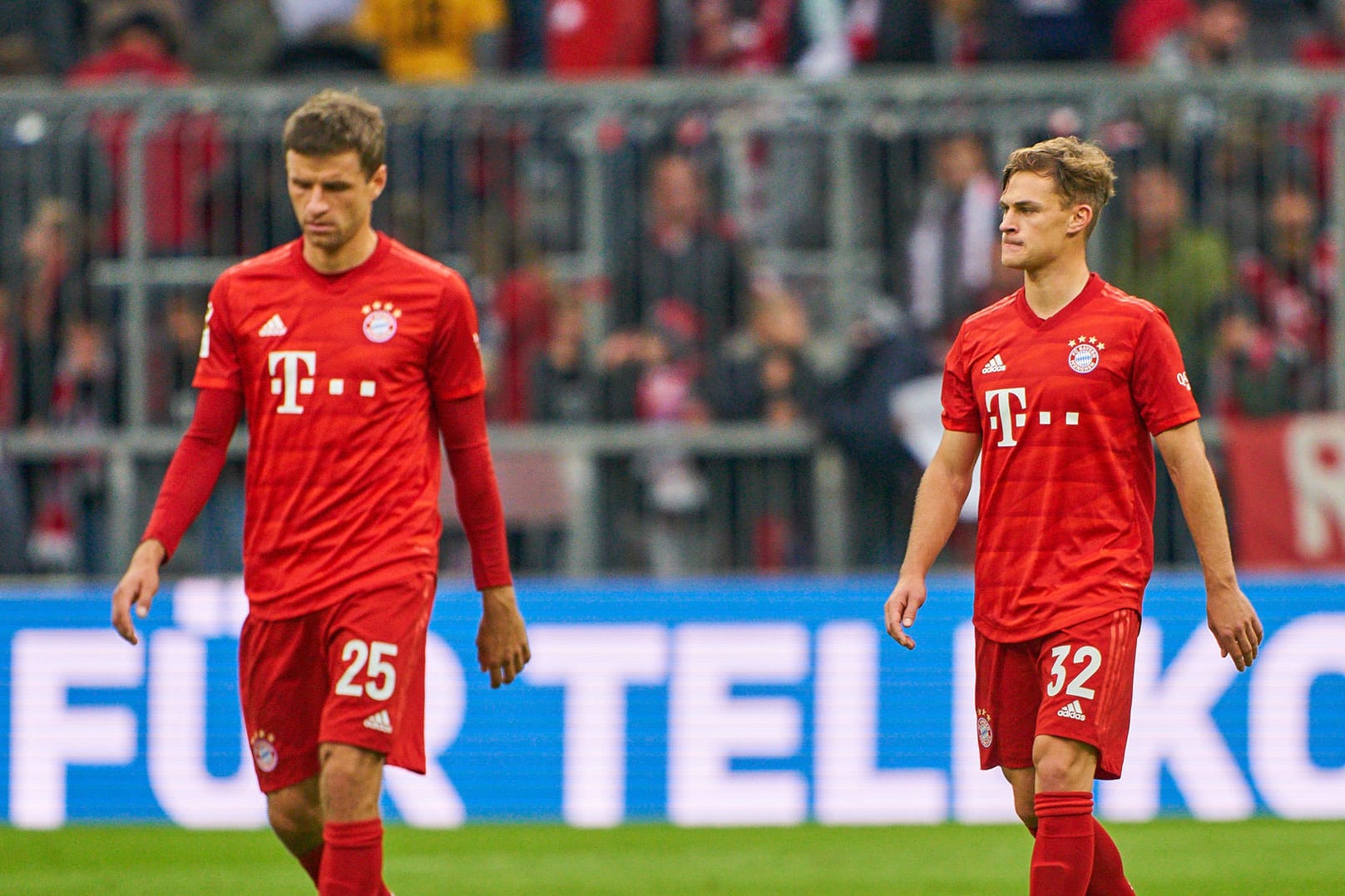 Joshua Kimmich und Thomas Müller zusammen auf dem Platz. Spielen sie bald für unterschiedliche Vereine?