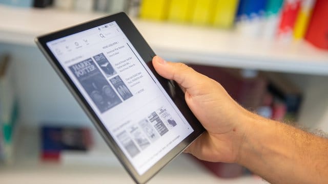 Gute jeder Vierte in Deutschland liest einer Umfrage von Bitkom Research zufolge privat oder beruflich E-Books.