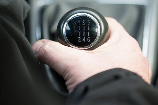 In der Stadt können Autofahrer sogar im fünften Gang rollen und damit Sprit sparen.