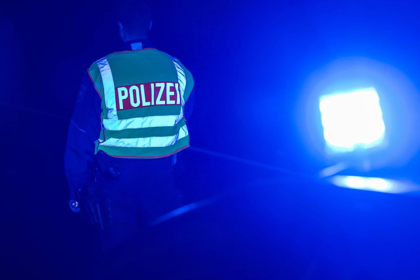 Polizeieinsatz bei Nacht: In NRW hat ein Lkw-Fahrer mehrere Autos und Häuser beschädigt. (Symbolbild)