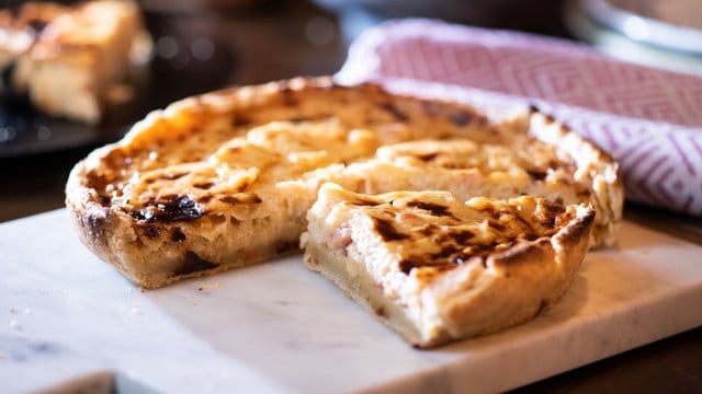 Eine Quiche schmeckt mit Zwiebeln und Speck, aber auch mit Gemüse oder Fleisch.