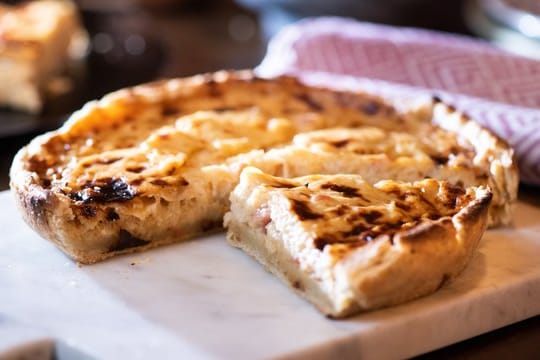 Eine Quiche schmeckt mit Zwiebeln und Speck, aber auch mit Gemüse oder Fleisch.