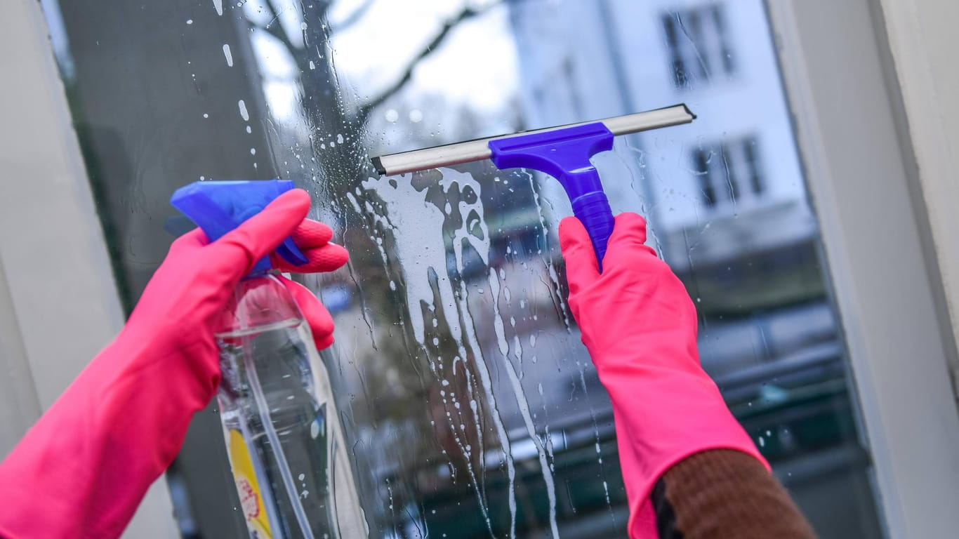 Hände reinigen ein Fenster: In Köln müssen Arbeitnehmer häufiger mehrere Jobs ausüben. (Symbolbild)