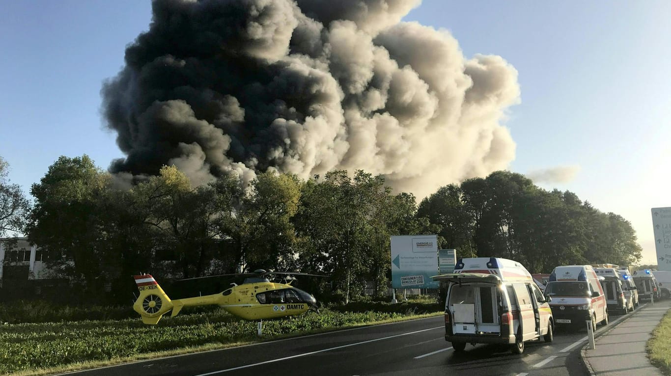 Dicke Rauchwolken in der Nähe von Linz: Ein Großbrand beschäftigt 250 Feuerwehrleute.