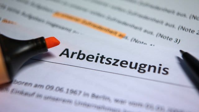 Das Arbeitszeugnis ist für ausscheidende Mitarbeiter wichtig - und es muss bestimmten Anforderungen genügen.