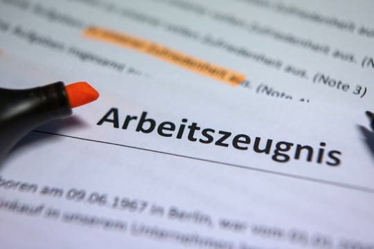 Das Arbeitszeugnis ist für ausscheidende Mitarbeiter wichtig - und es muss bestimmten Anforderungen genügen.