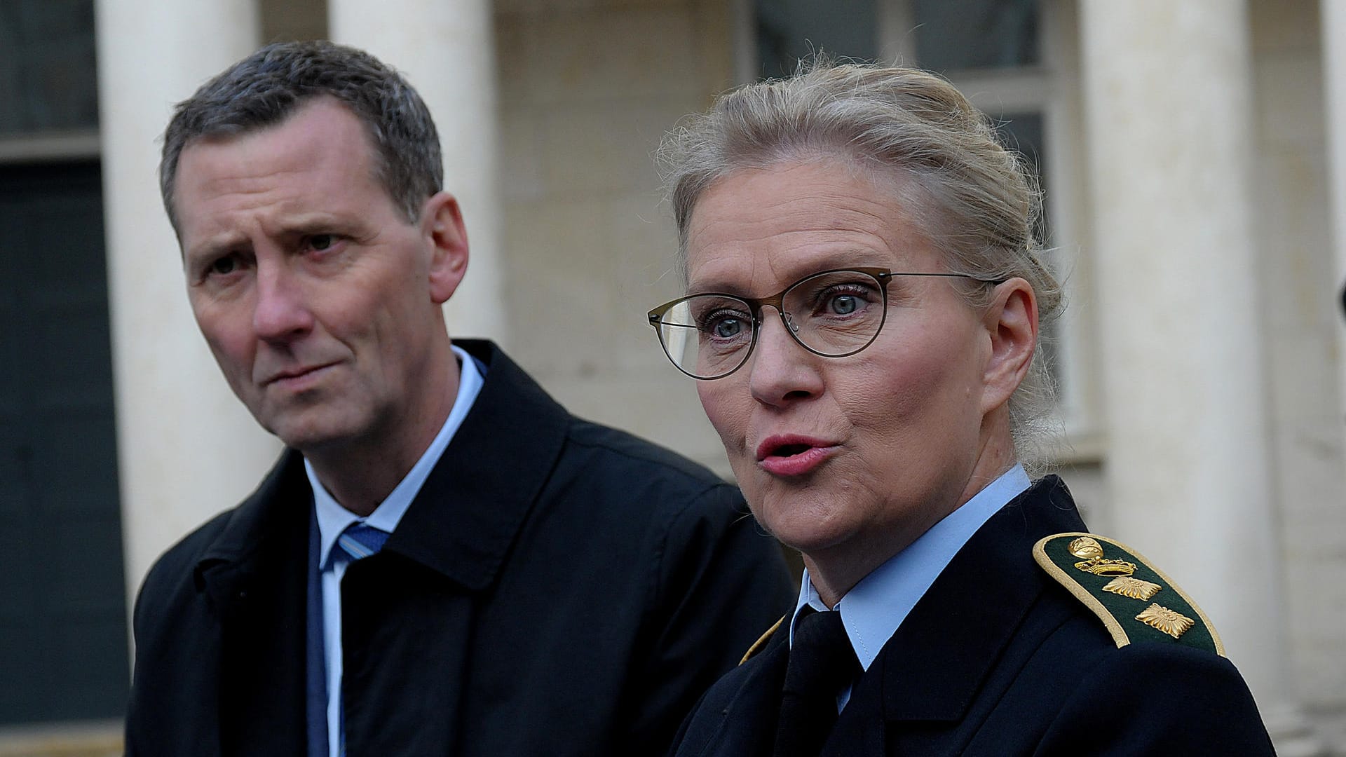 Dänemarks Justizminister Nick Hækkerup und die Kopenhagener Polizeidirektorin Hanne Toennes: Sie sprechen auf einer Pressekonferenz über die Einführung der Grenzkontrollen.