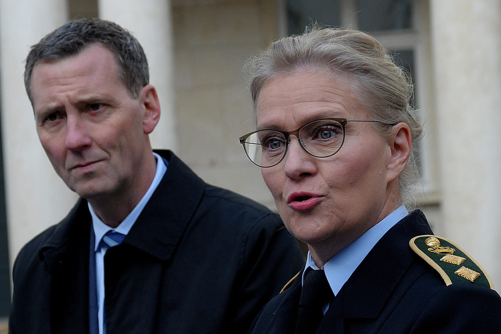 Dänemarks Justizminister Nick Hækkerup und die Kopenhagener Polizeidirektorin Hanne Toennes: Sie sprechen auf einer Pressekonferenz über die Einführung der Grenzkontrollen.