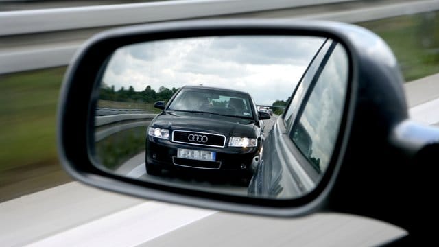 Plötzlich füllt ein Auto den Seitenspiegel aus: Auch wenn es bei so einer Drängelei schwerfällt, sollten Autofahrer gelassen bleiben. Plötzlich füllt ein Auto den Seitenspiegel aus: Auch wenn es bei so einer Drängelei schwerfällt, sollten Autofahrer gelassen bleiben.