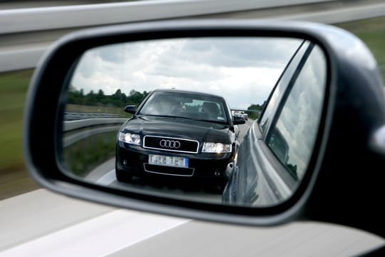 Plötzlich füllt ein Auto den Seitenspiegel aus: Auch wenn es bei so einer Drängelei schwerfällt, sollten Autofahrer gelassen bleiben.