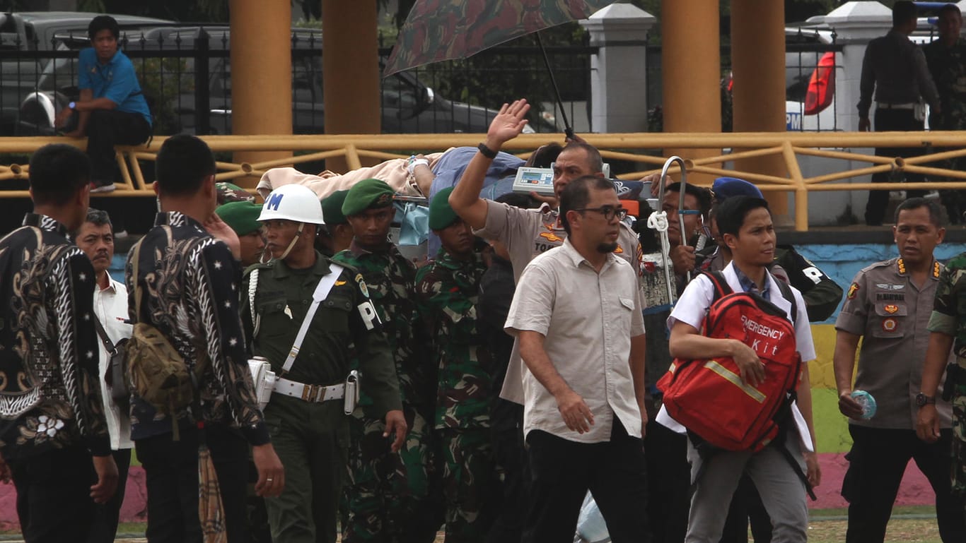 Soldaten tragen Wiranto auf einer Liege: Der Sicherheitsminister Indonesiens wurde mit einem Messer schwer verletzt.