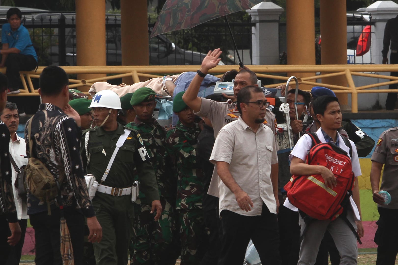 Soldaten tragen Wiranto auf einer Liege: Der Sicherheitsminister Indonesiens wurde mit einem Messer schwer verletzt.