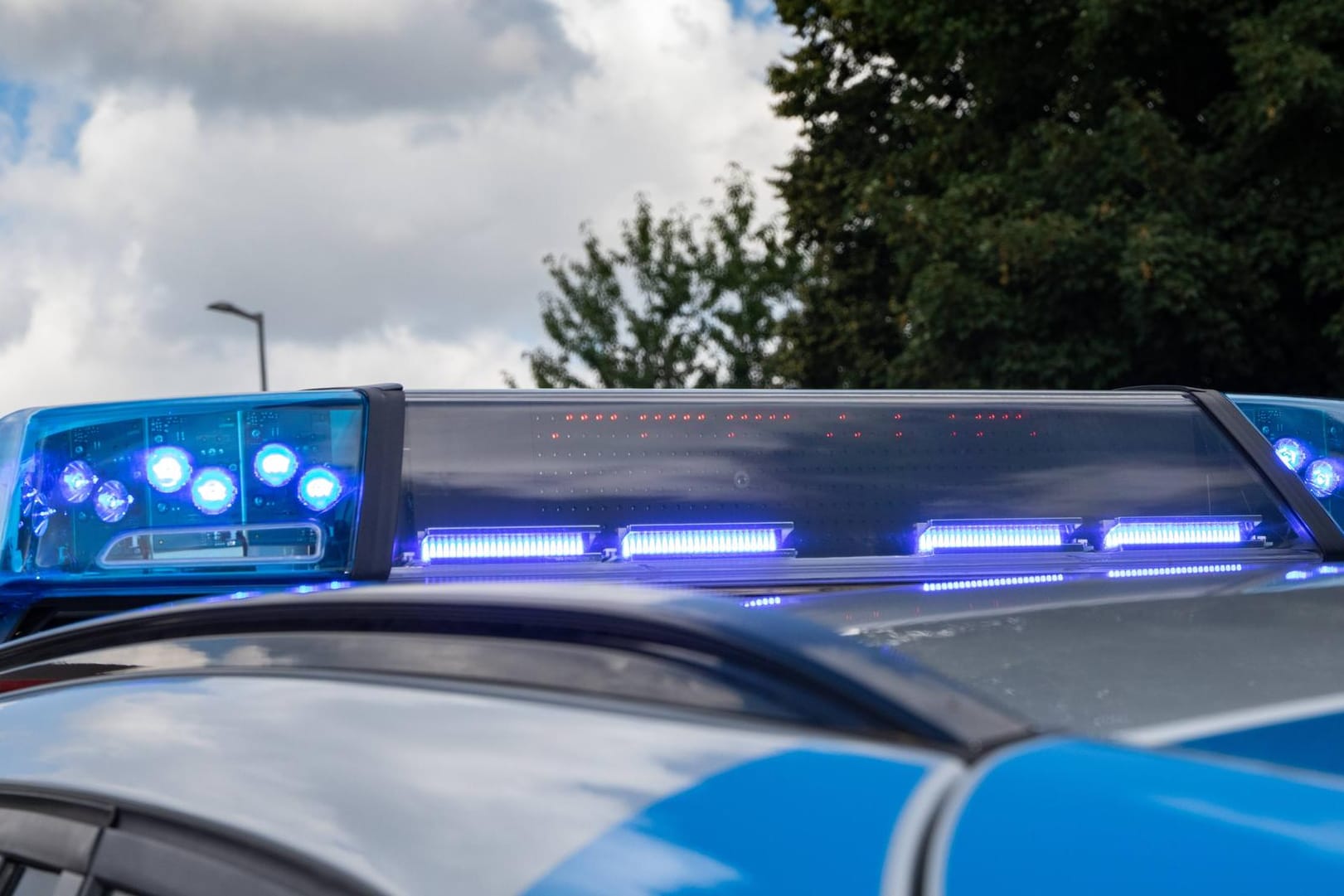 Polizeiblaulicht: In NRW sind Schüsse auf einer Zuwandererunterkunft gefallen. (Symbolbild)