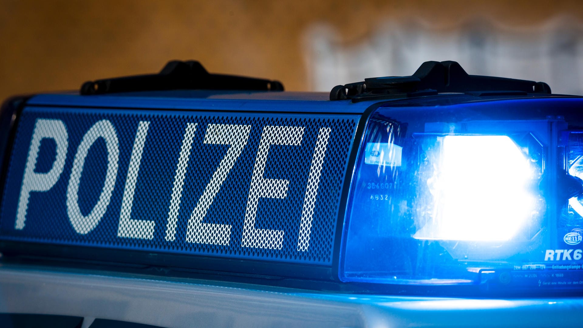 Polizeifahrzeug mit Blaulicht: In Dortmund hat eine Raserin die Polizei auf den Plan gerufen. (Symbolbild) Polizeifahrzeug mit Blaulicht: In Dortmund hat eine Raserin die Polizei auf den Plan gerufen. (Symbolbild)