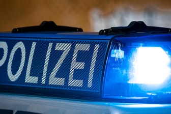 Polizeifahrzeug mit Blaulicht: In Dortmund hat eine Raserin die Polizei auf den Plan gerufen. (Symbolbild)