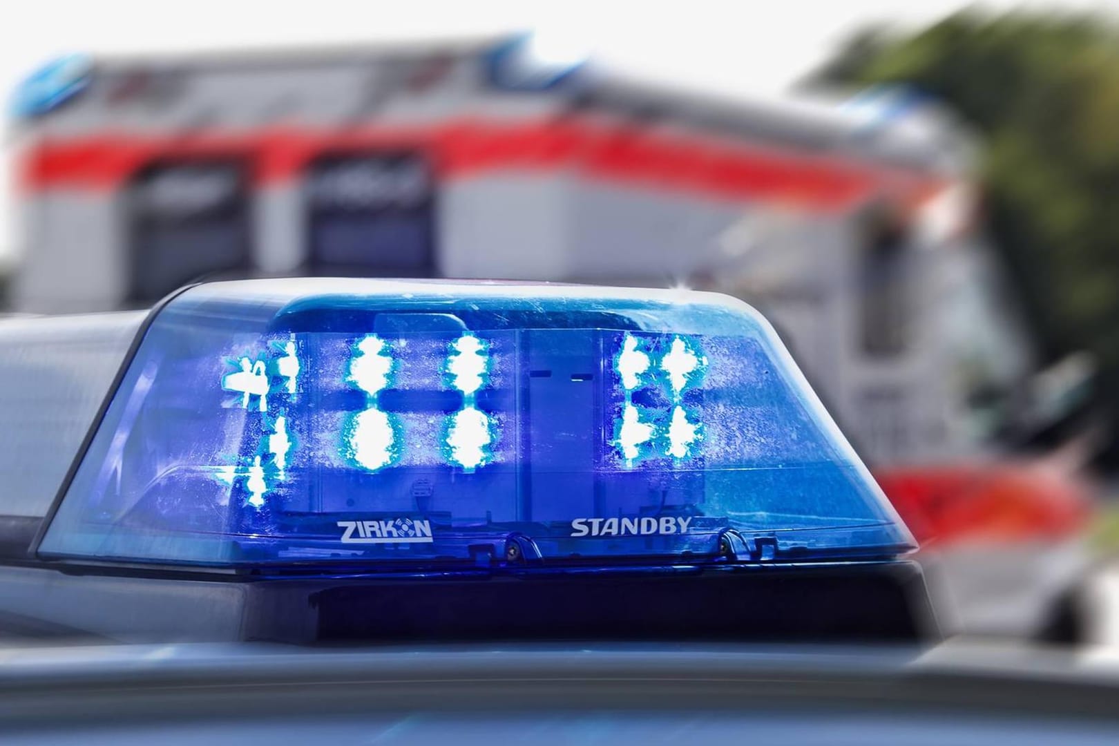 Blaulicht mit Rettungswagen im Hintergrund: In Hagen-Haspe ist am Donnerstag ein Brand ausgebrochen. (Symbolbild)