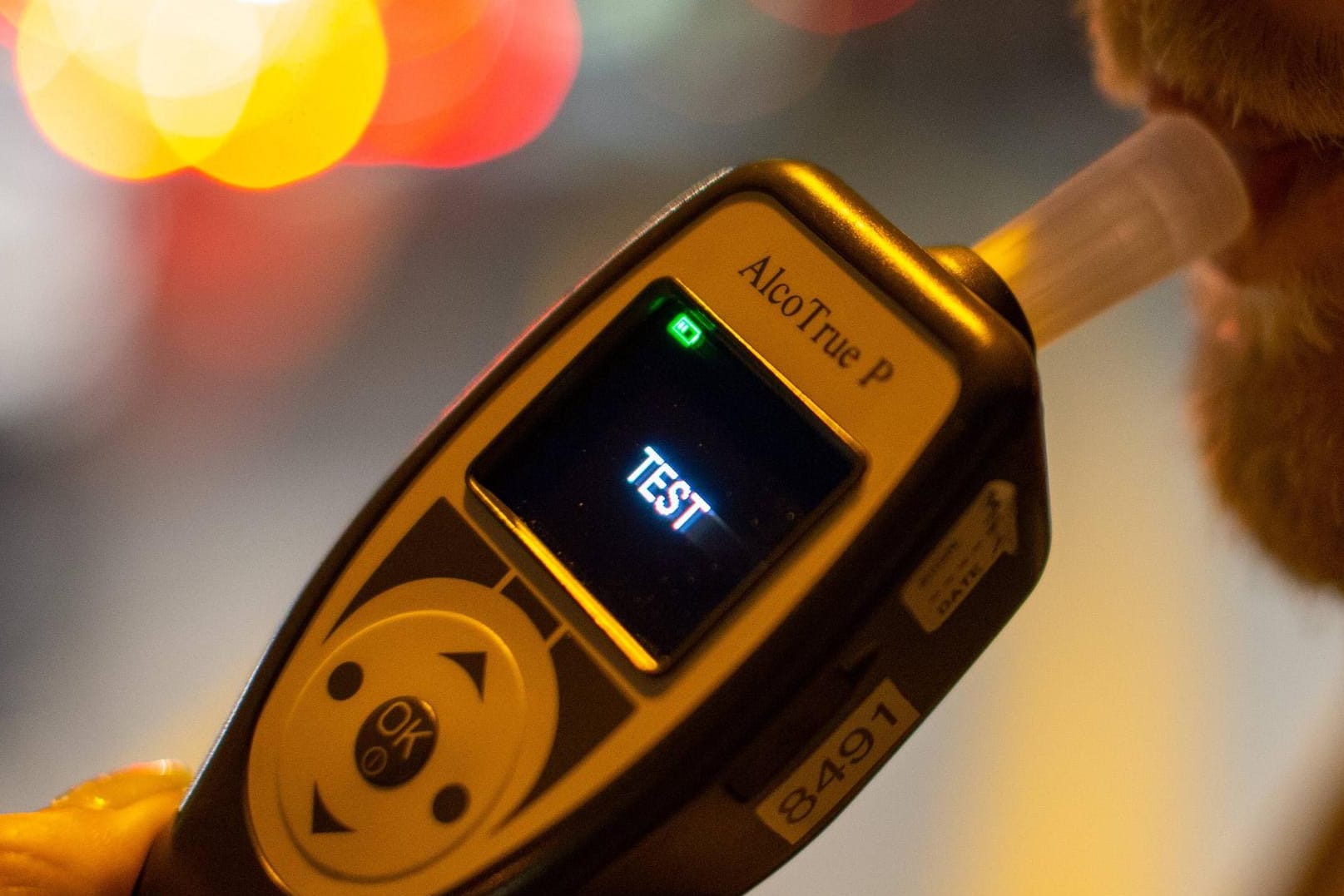 Ein Mann pustet in einen Atemalkoholtester: In Mainz hat die Polizei einen alkolisierten E-Scooter-Fahrer erwischt.